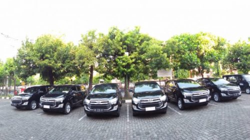Bedanya Sewa Mobil dengan Sopir dan Lepas Kunci